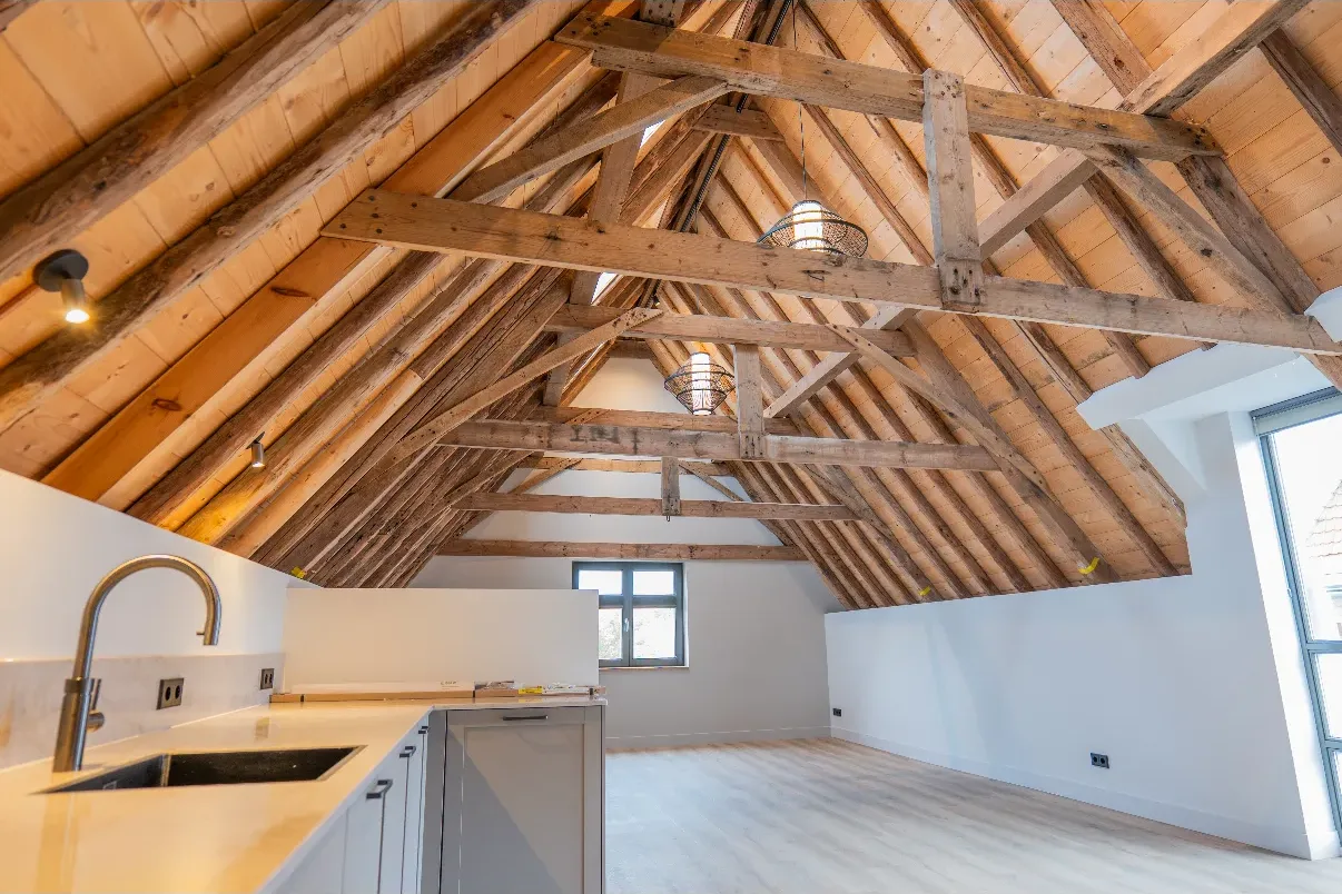 Oude kapconstructie en nieuw interieur, vakkundig samengebracht door van den Berg Totaalbouw